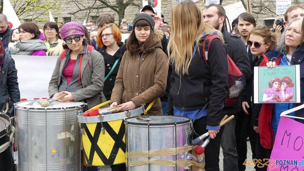 Manifestacja na Placu Mickiewicza (2) Foto: Agnieszka Klemińska Manifestacja na Placu Mickiewicza (2) Foto: Agnieszka Klemińska