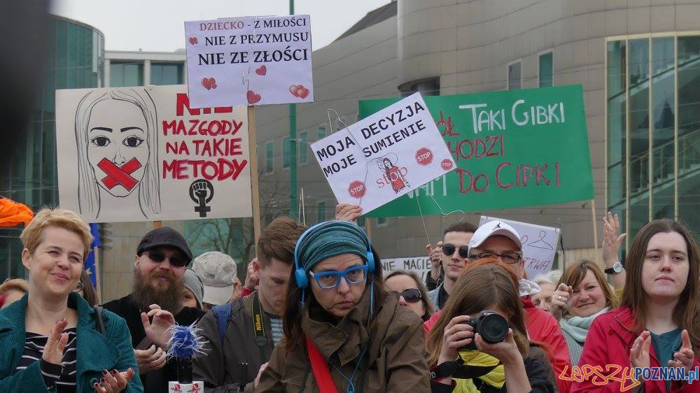 Manifestacja na Placu Mickiewicza (1) Foto: Agnieszka Klemińska Manifestacja na Placu Mickiewicza (1) Foto: Agnieszka Klemińska