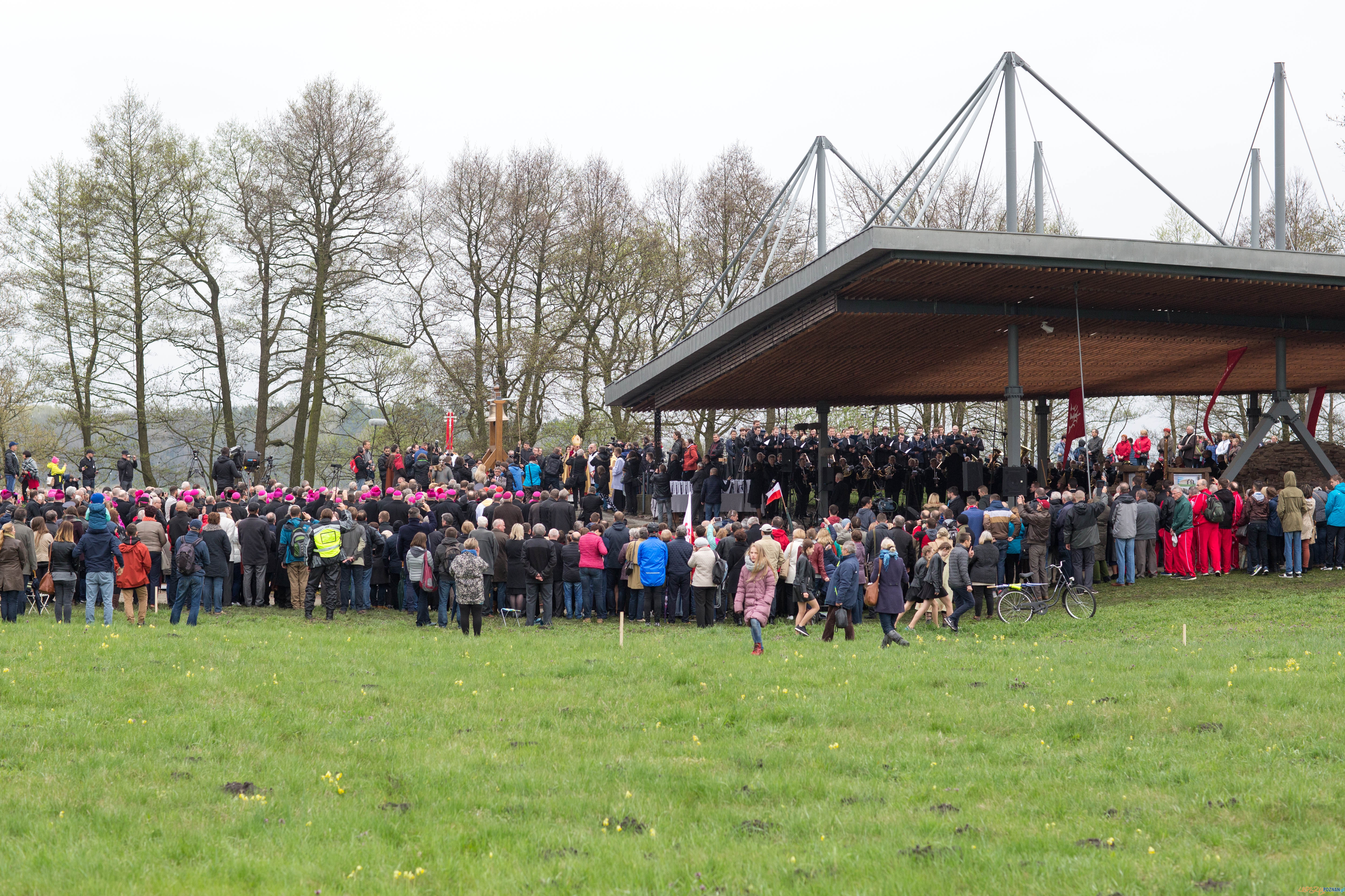 1050-lecie Chrztu Polski - uroczystości na Ostrowie Lednickim Foto: lepszyPOZNAN.pl / Katarzyna Stawecka 1050-lecie Chrztu Polski - uroczystości na Ostrowie Lednickim Foto: lepszyPOZNAN.pl / Katarzyna Stawecka