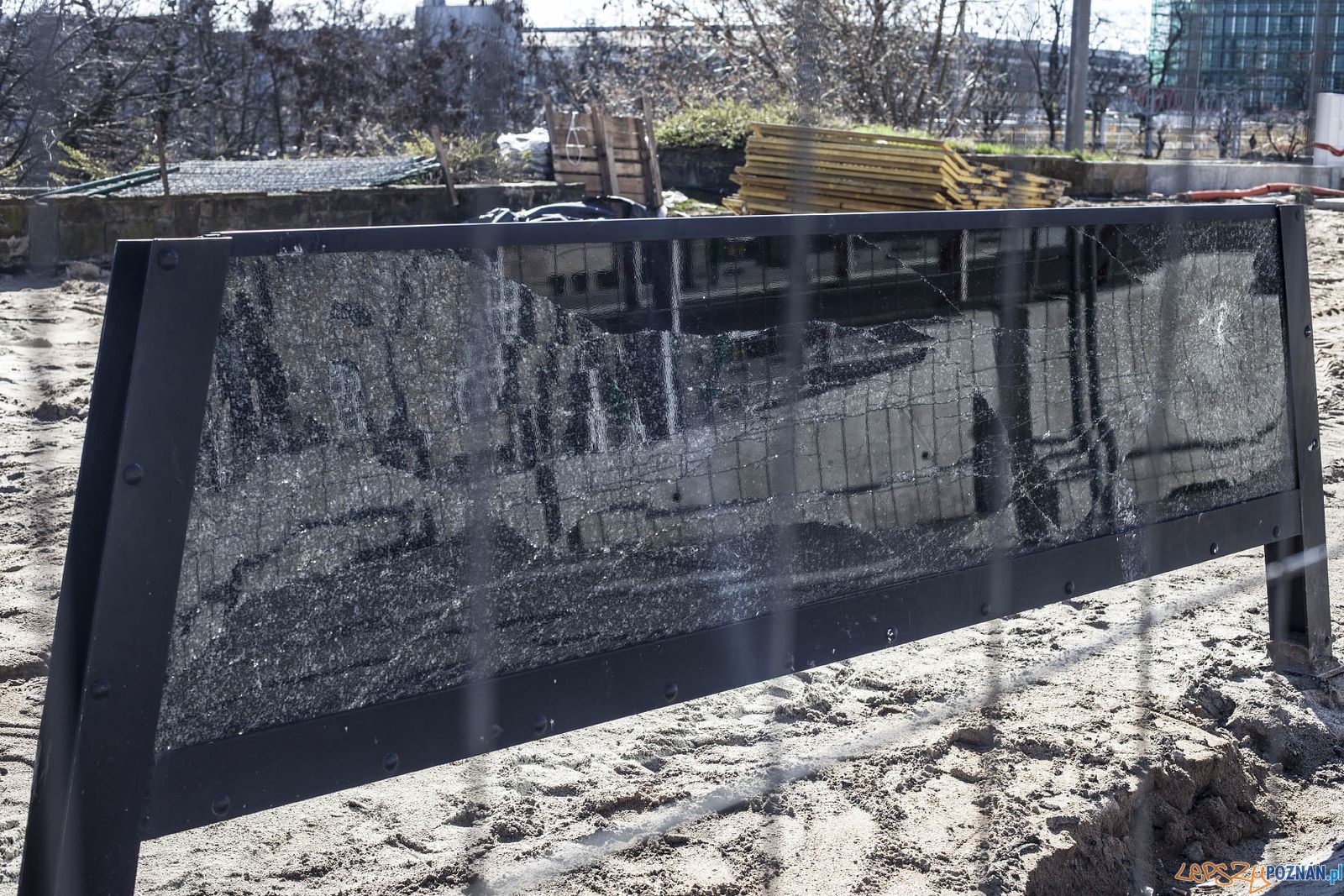 Lustra - instalacja autorstwa prof. Berdyszaka Foto: Rada Osiedla Stare Miasto Lustra - instalacja autorstwa prof. Berdyszaka Foto: Rada Osiedla Stare Miasto