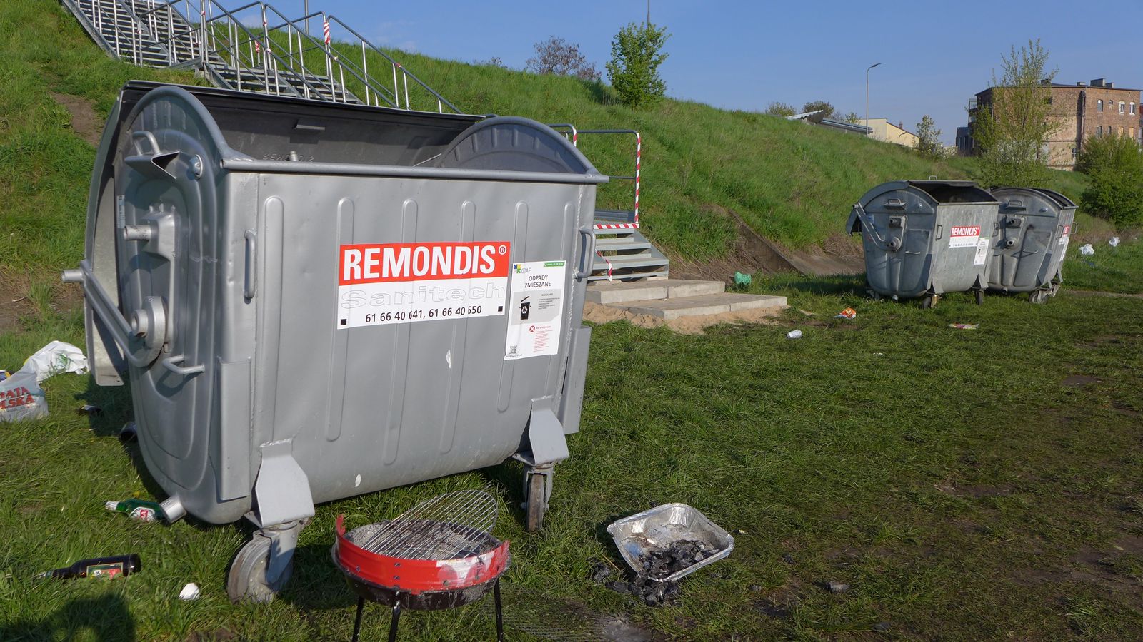 Bałagan nad Wartą - posprzataj po sobie (1) Foto: UMP Bałagan nad Wartą - posprzataj po sobie (1) Foto: UMP