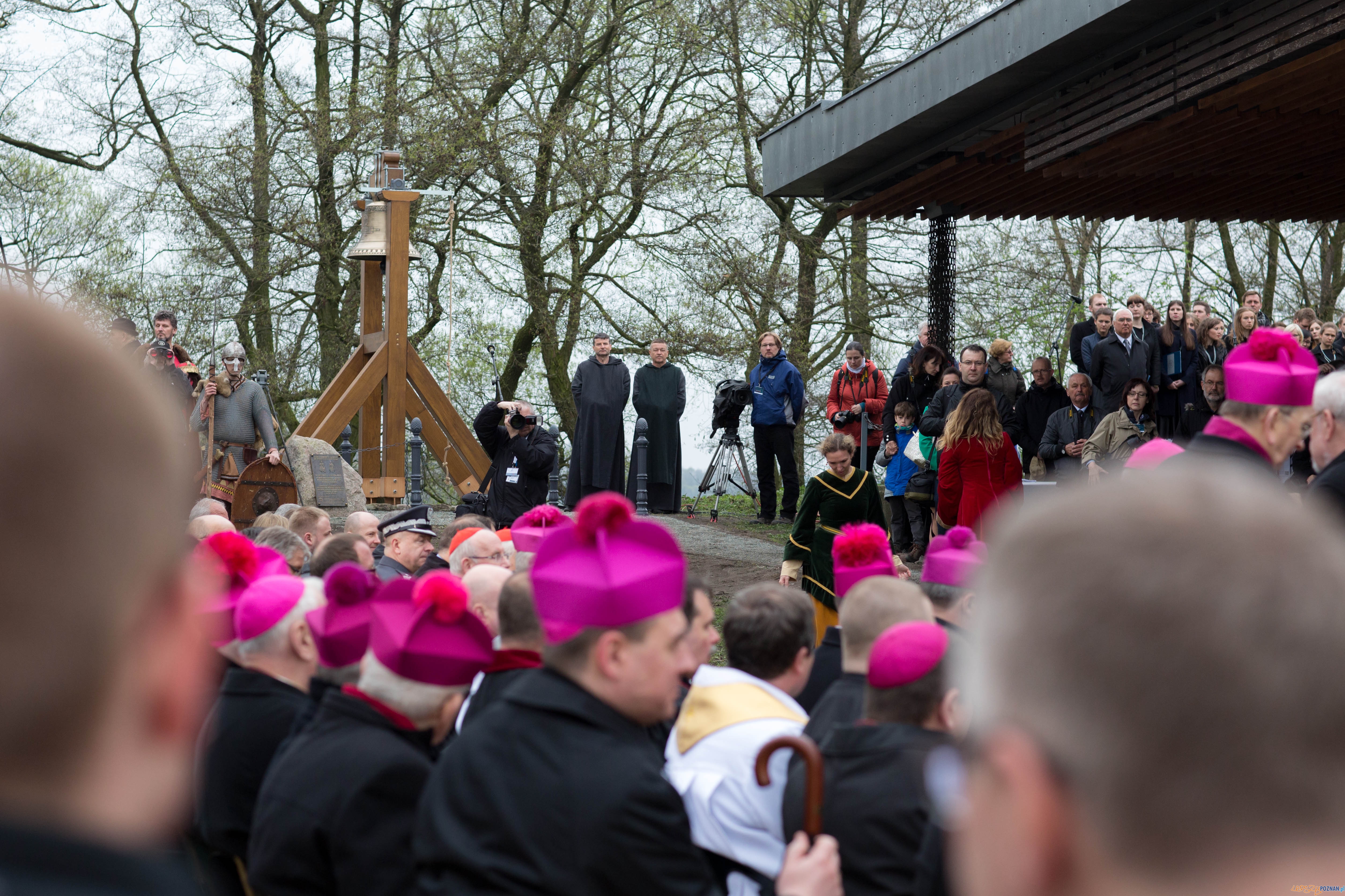 1050-lecie Chrztu Polski - uroczystości na Ostrowie Lednickim Foto: lepszyPOZNAN.pl / Katarzyna Stawecka 1050-lecie Chrztu Polski - uroczystości na Ostrowie Lednickim Foto: lepszyPOZNAN.pl / Katarzyna Stawecka