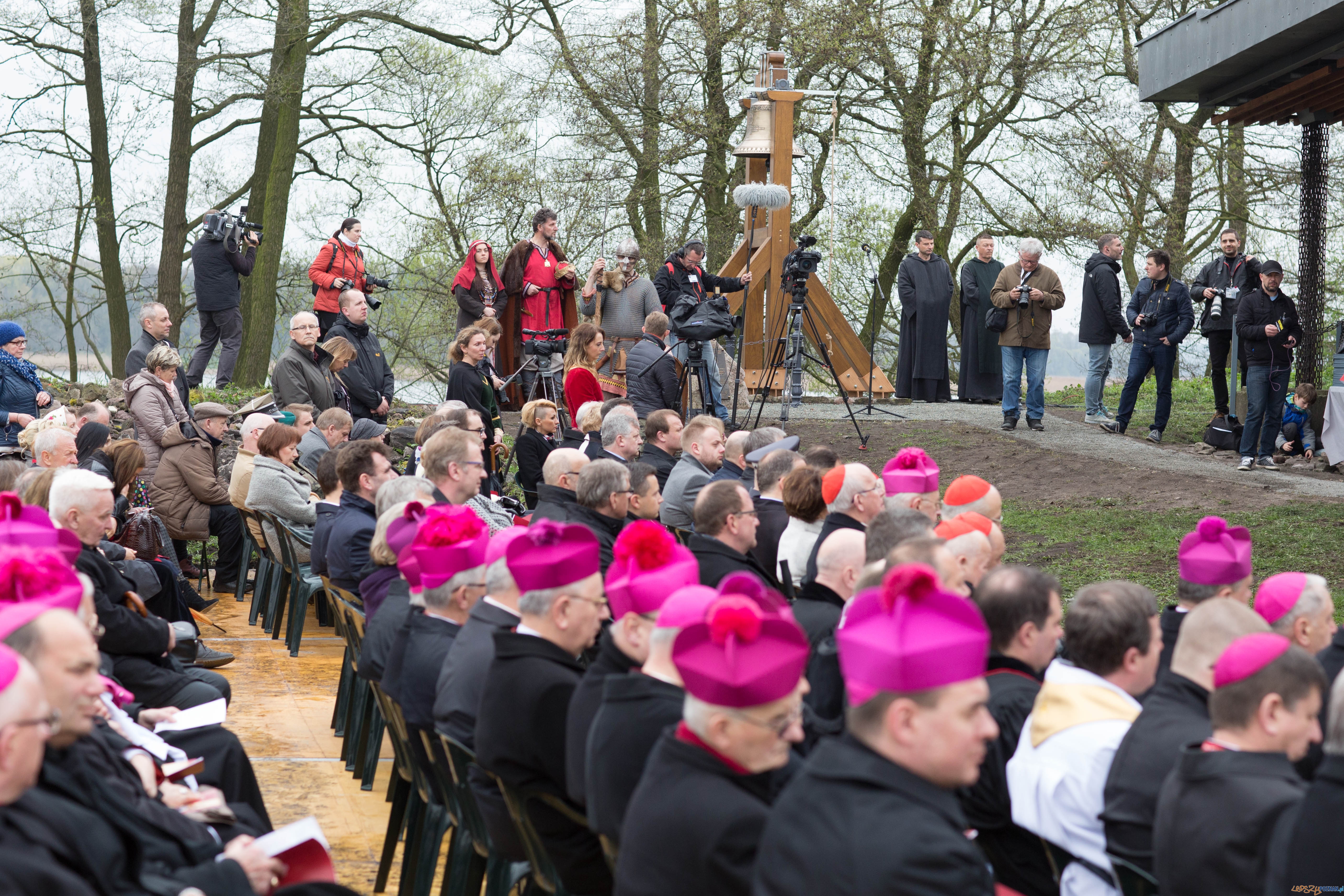 1050-lecie Chrztu Polski - uroczystości na Ostrowie Lednickim Foto: lepszyPOZNAN.pl / Katarzyna Stawecka 1050-lecie Chrztu Polski - uroczystości na Ostrowie Lednickim Foto: lepszyPOZNAN.pl / Katarzyna Stawecka
