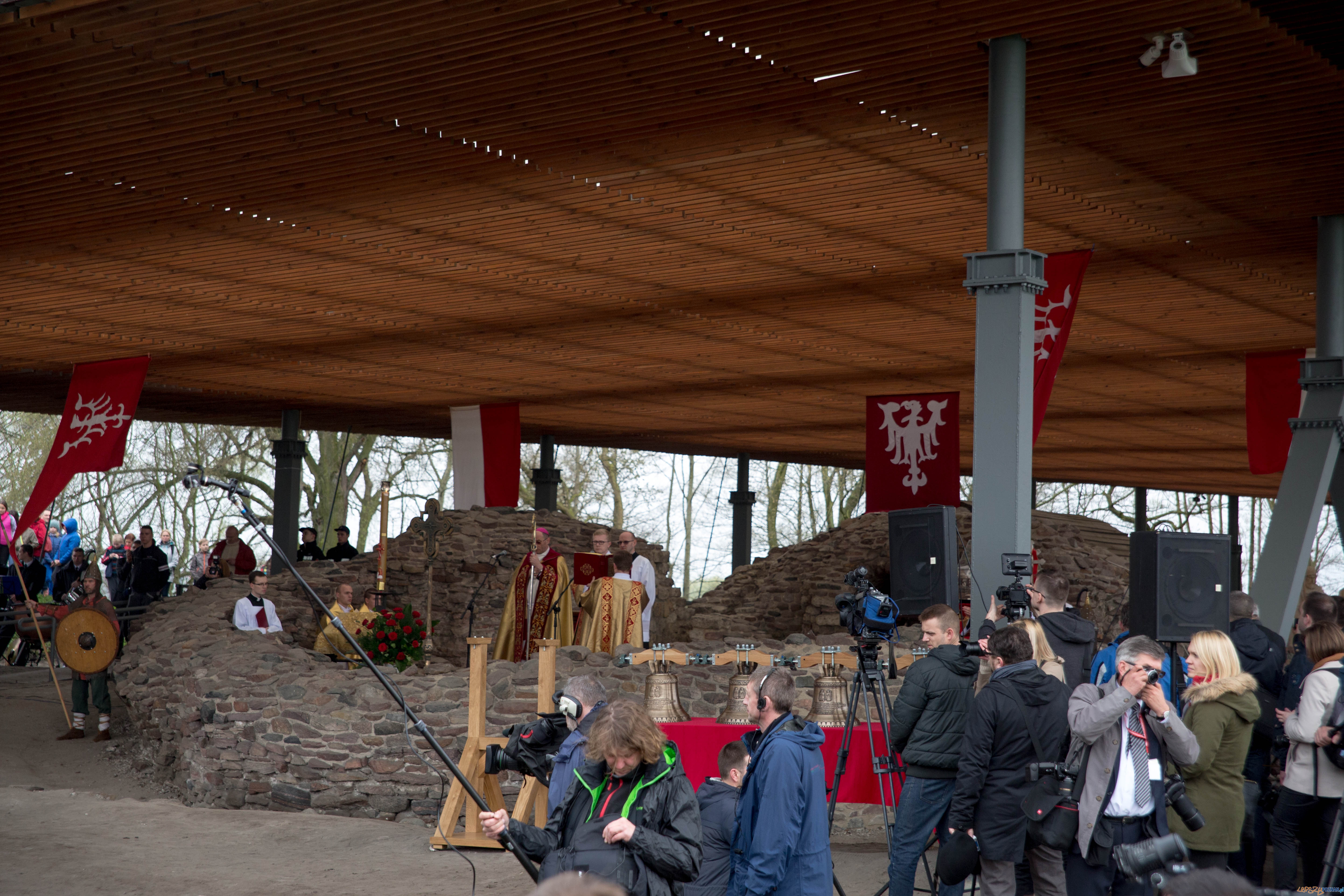 1050-lecie Chrztu Polski - uroczystości na Ostrowie Lednickim Foto: lepszyPOZNAN.pl / Katarzyna Stawecka 1050-lecie Chrztu Polski - uroczystości na Ostrowie Lednickim Foto: lepszyPOZNAN.pl / Katarzyna Stawecka