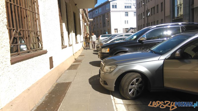 Powinno by膰 1.5 metra Foto: Powinno by膰 1.5 metra Foto: