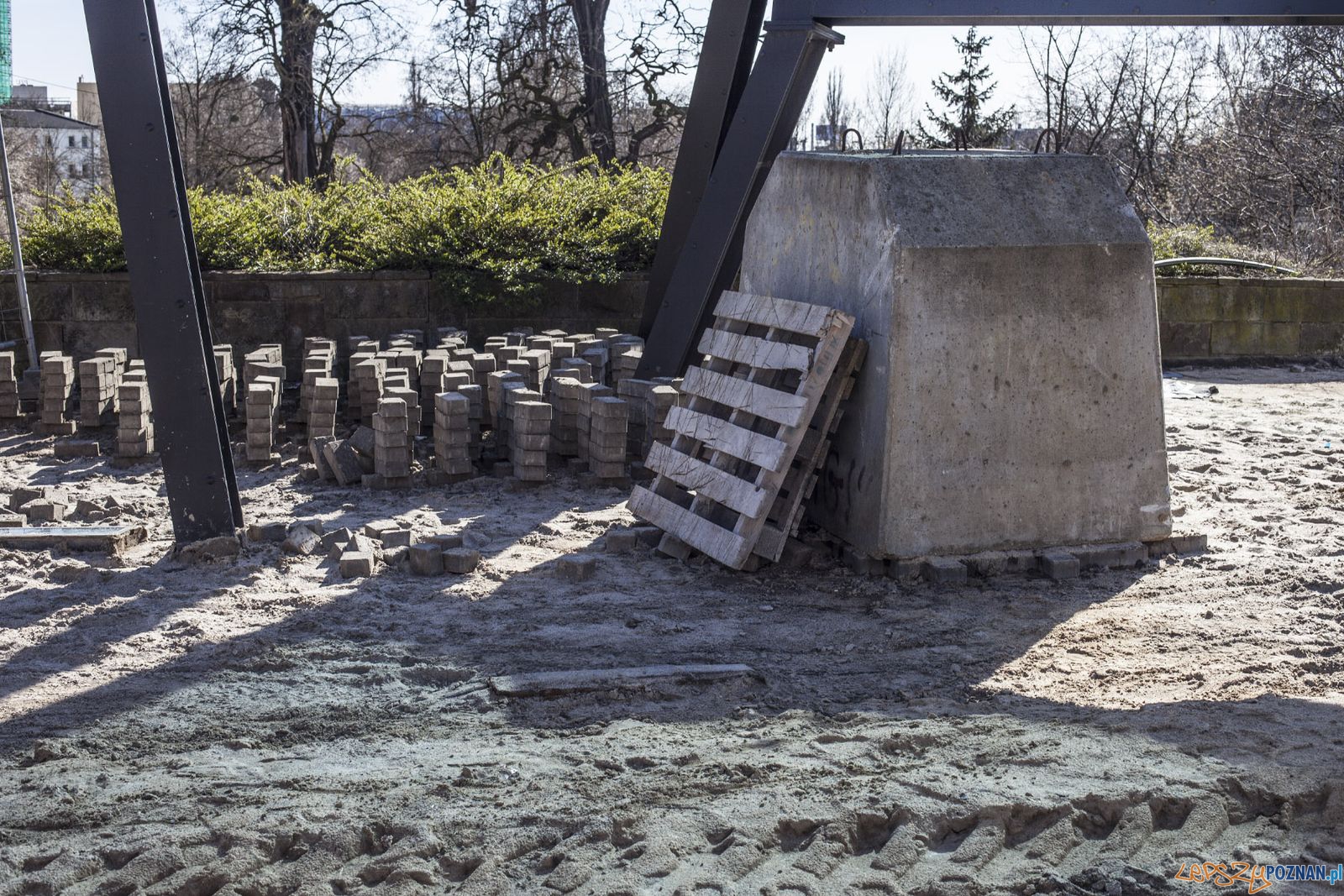 Lustra - instalacja autorstwa prof. Berdyszaka Foto: Rada Osiedla Stare Miasto Lustra - instalacja autorstwa prof. Berdyszaka Foto: Rada Osiedla Stare Miasto