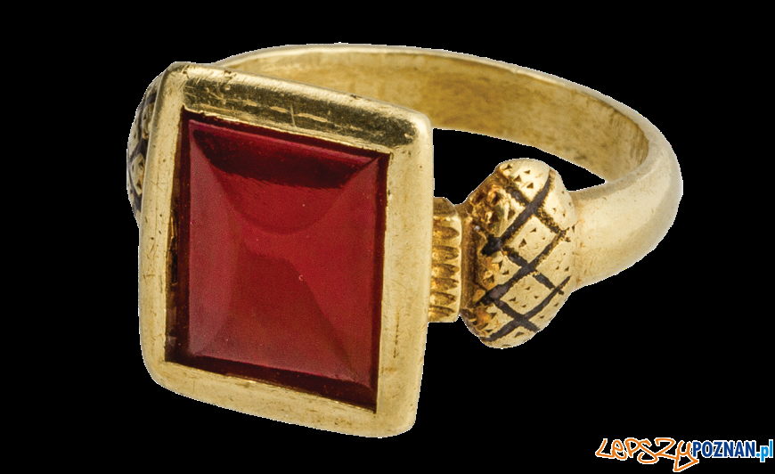 Pierścień z karneolem, 2 poł. XII- pocz. XIII w. Katedra poznańska, grób nr 93 Foto: P. Silska / Muzeum Archeologiczne Pierścień z karneolem, 2 poł. XII- pocz. XIII w. Katedra poznańska, grób nr 93 Foto: P. Silska / Muzeum Archeologiczne