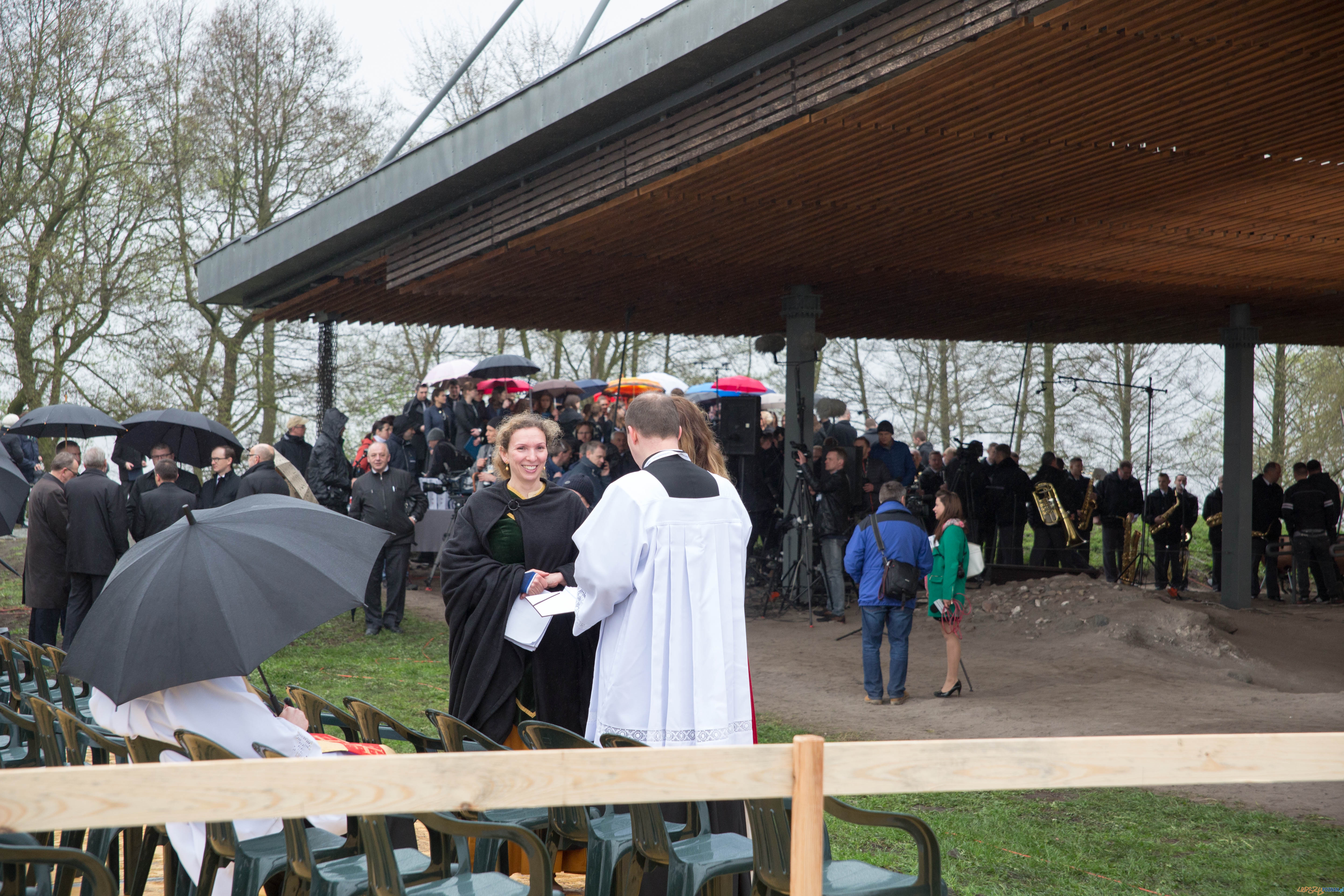 1050-lecie Chrztu Polski - uroczystości na Ostrowie Lednickim Foto: lepszyPOZNAN.pl / Katarzyna Stawecka 1050-lecie Chrztu Polski - uroczystości na Ostrowie Lednickim Foto: lepszyPOZNAN.pl / Katarzyna Stawecka