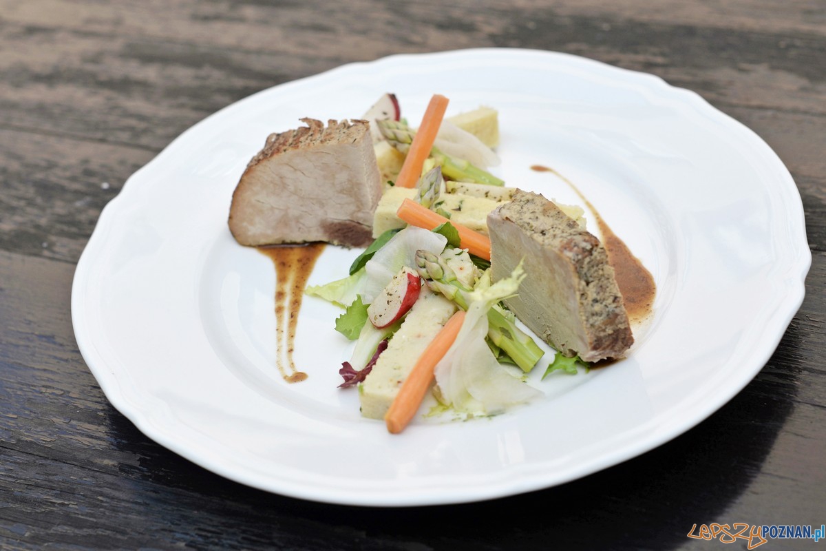 13. Pastela - Szynka złotnicka pieczona w miodzie z ziołami z sosem śliwkowym frytki z polenty kiszone Foto: 13. Pastela - Szynka złotnicka pieczona w miodzie z ziołami z sosem śliwkowym frytki z polenty kiszone Foto: