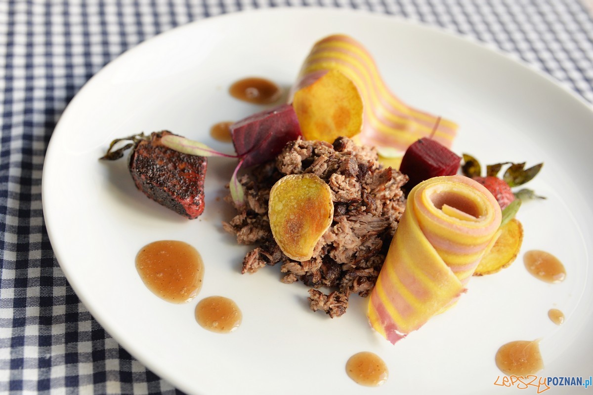 1. Avocado - Jagnięcina z czubricą, truskawka z kawą i chilli, consomme cebulowe, puree z jeżyn, burak, Foto: 1. Avocado - Jagnięcina z czubricą, truskawka z kawą i chilli, consomme cebulowe, puree z jeżyn, burak, Foto: