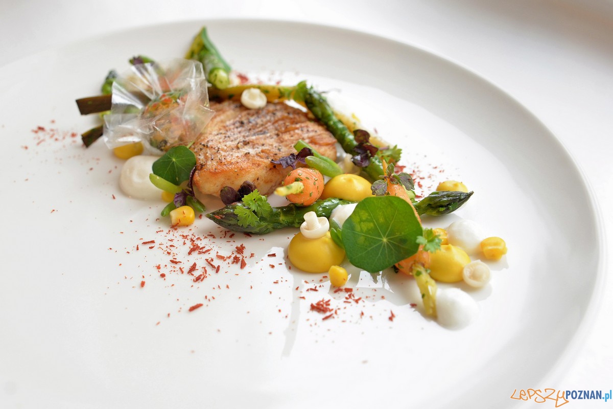 11.Oskoma - Raja ostryga szparagi w glazurze ziołowej ocet z jabłek i werbeny cytrynowej dashi z mlekie Foto: 11.Oskoma - Raja ostryga szparagi w glazurze ziołowej ocet z jabłek i werbeny cytrynowej dashi z mlekie Foto: