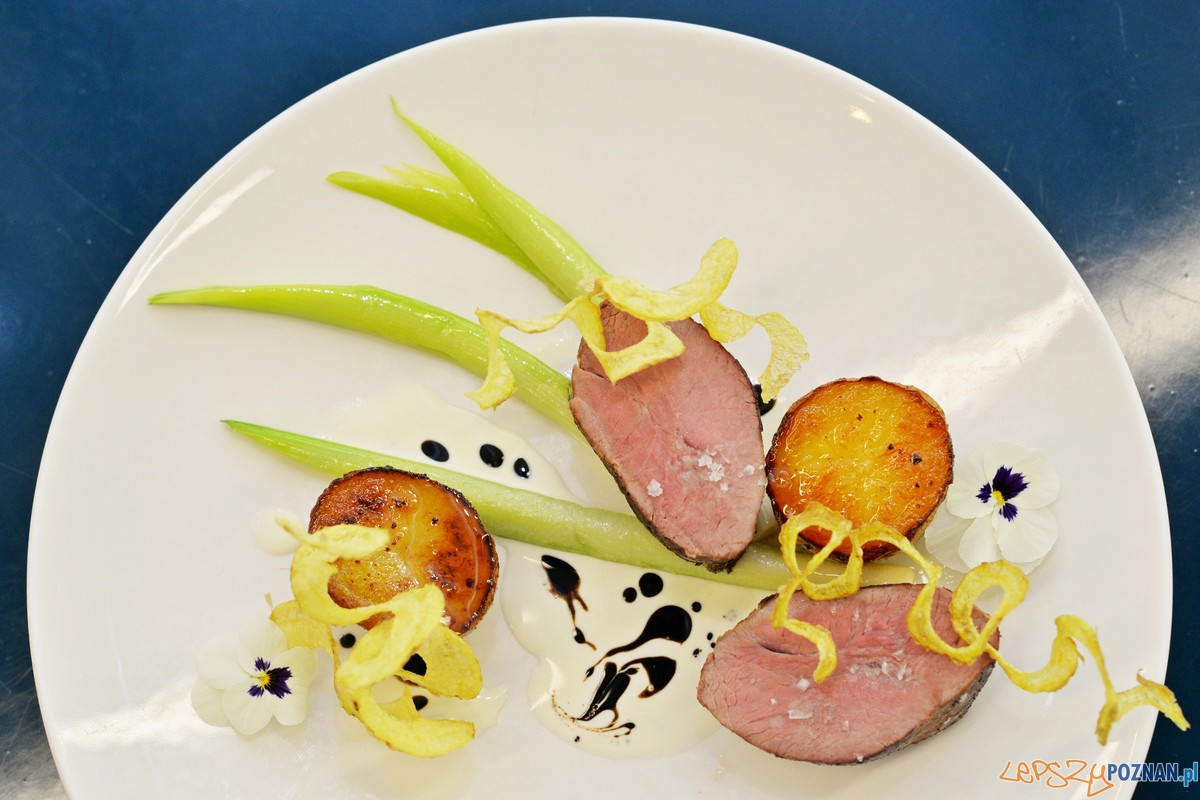 6. Jadalnia - Biodrówka jagnięca, ziemniaki, glazurowany jogurt, tatarak, sos jęczmienny Foto: 6. Jadalnia - Biodrówka jagnięca, ziemniaki, glazurowany jogurt, tatarak, sos jęczmienny Foto: