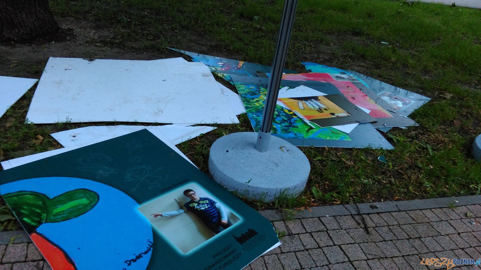 Zdewastowana wystawa (4) Foto: Rada Osiedla Stare Miasto Zdewastowana wystawa (4) Foto: Rada Osiedla Stare Miasto