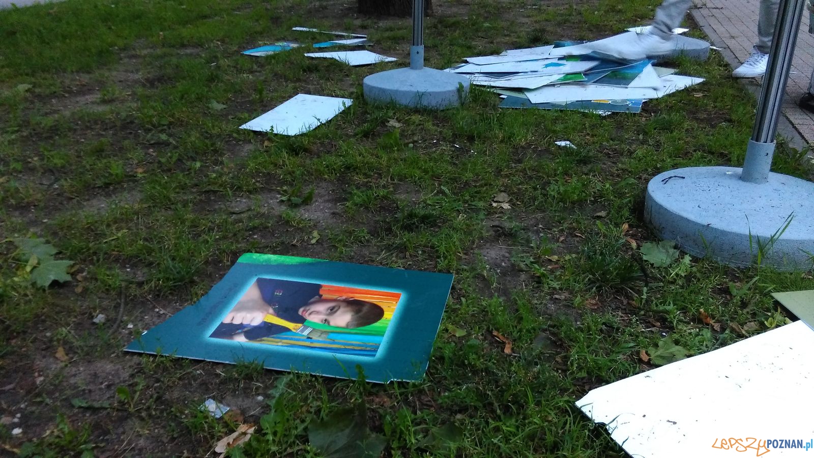 Zdewastowana wystawa (3) Foto: Rada Osiedla Stare Miasto Zdewastowana wystawa (3) Foto: Rada Osiedla Stare Miasto