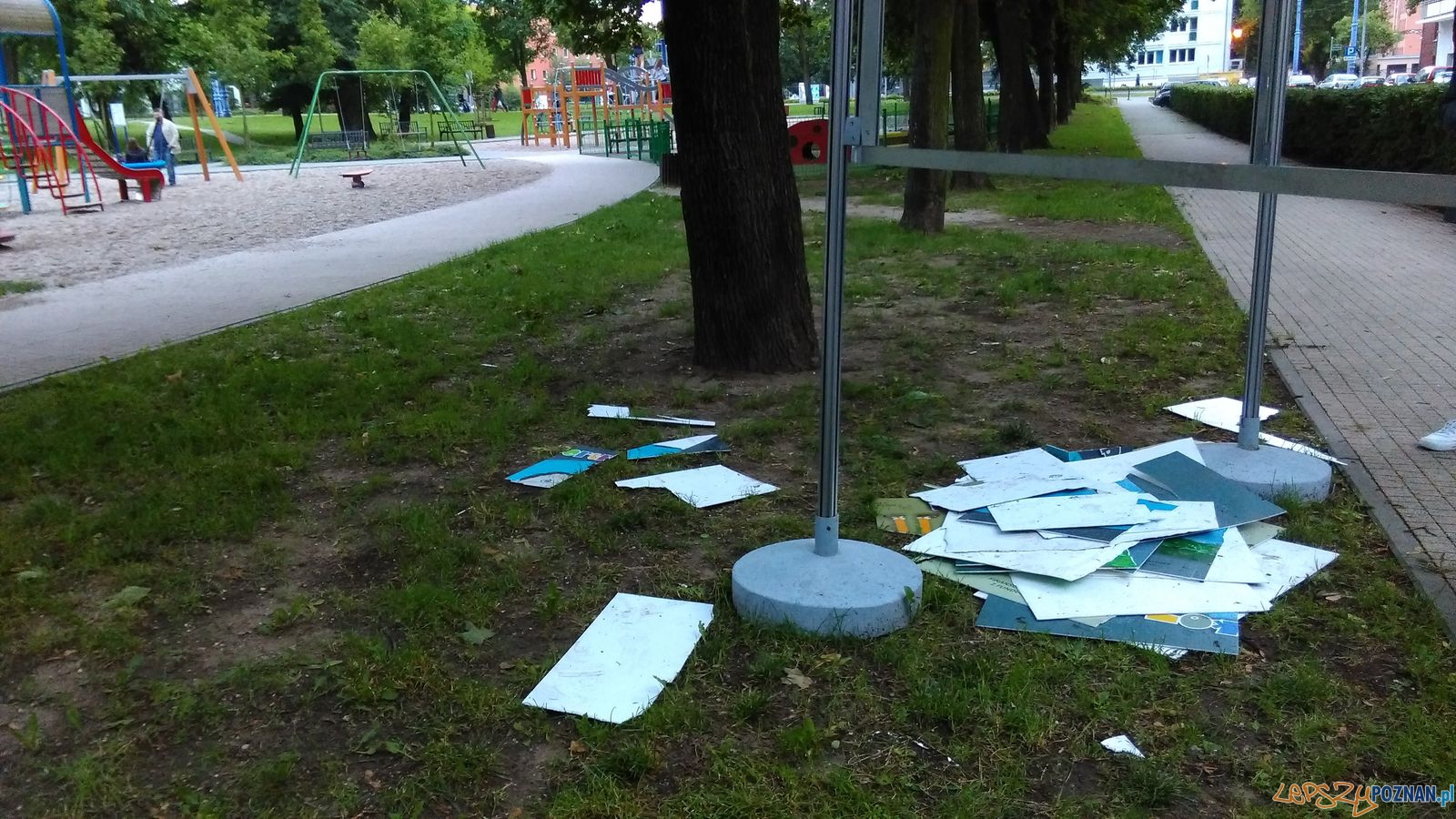 Zdewastowana wystawa (2) Foto: Rada Osiedla Stare Miasto Zdewastowana wystawa (2) Foto: Rada Osiedla Stare Miasto