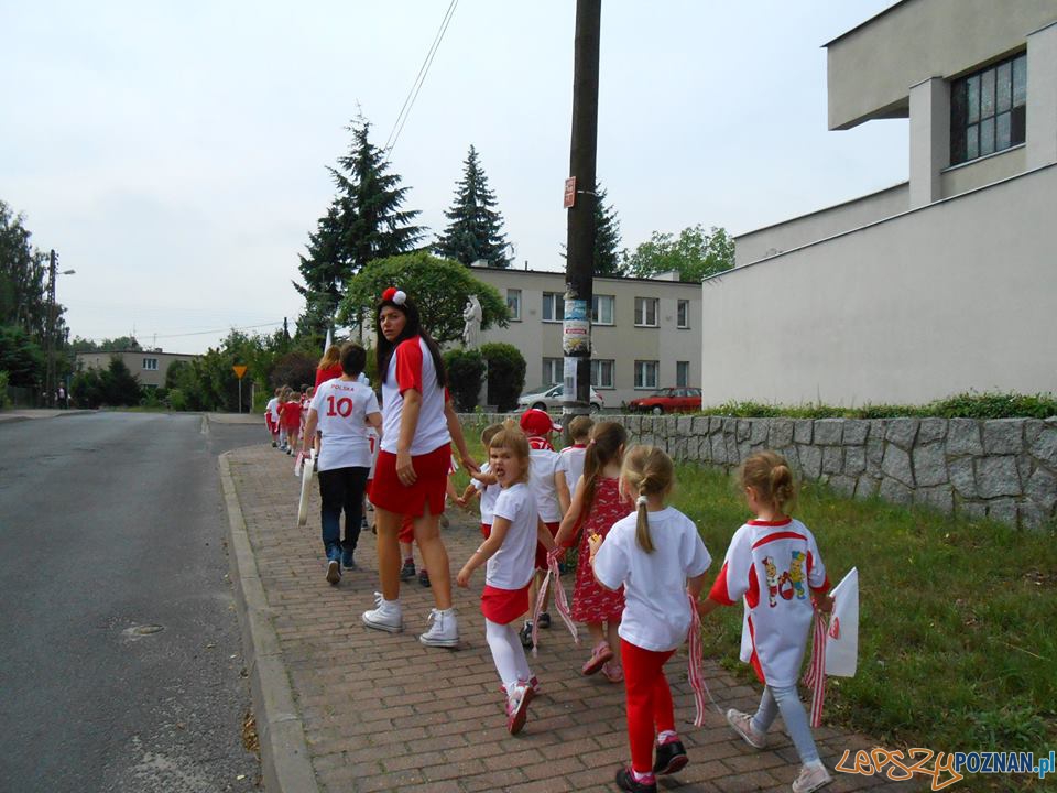 Szybka migawka - doping dla biało-czerwonych Foto: Przedszkole Antoninkowe Skrzaty Szybka migawka - doping dla biało-czerwonych Foto: Przedszkole Antoninkowe Skrzaty