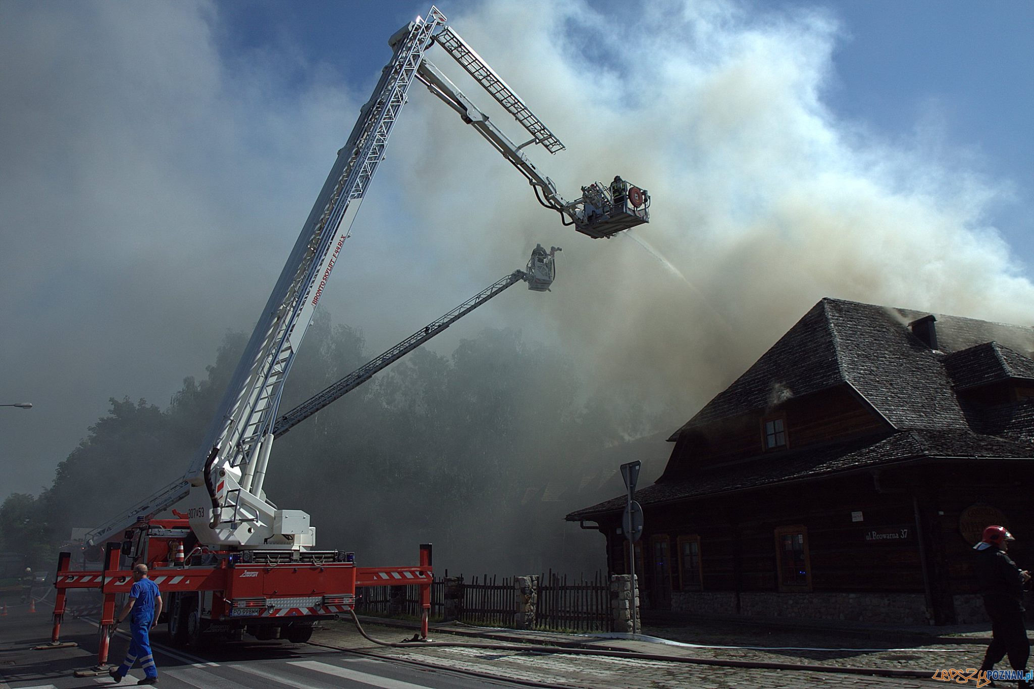 Płonie gospoda Młyńskie Koło Foto: fb/poznan.antoninek / Tomasz Bartkowiak Płonie gospoda Młyńskie Koło Foto: fb/poznan.antoninek / Tomasz Bartkowiak