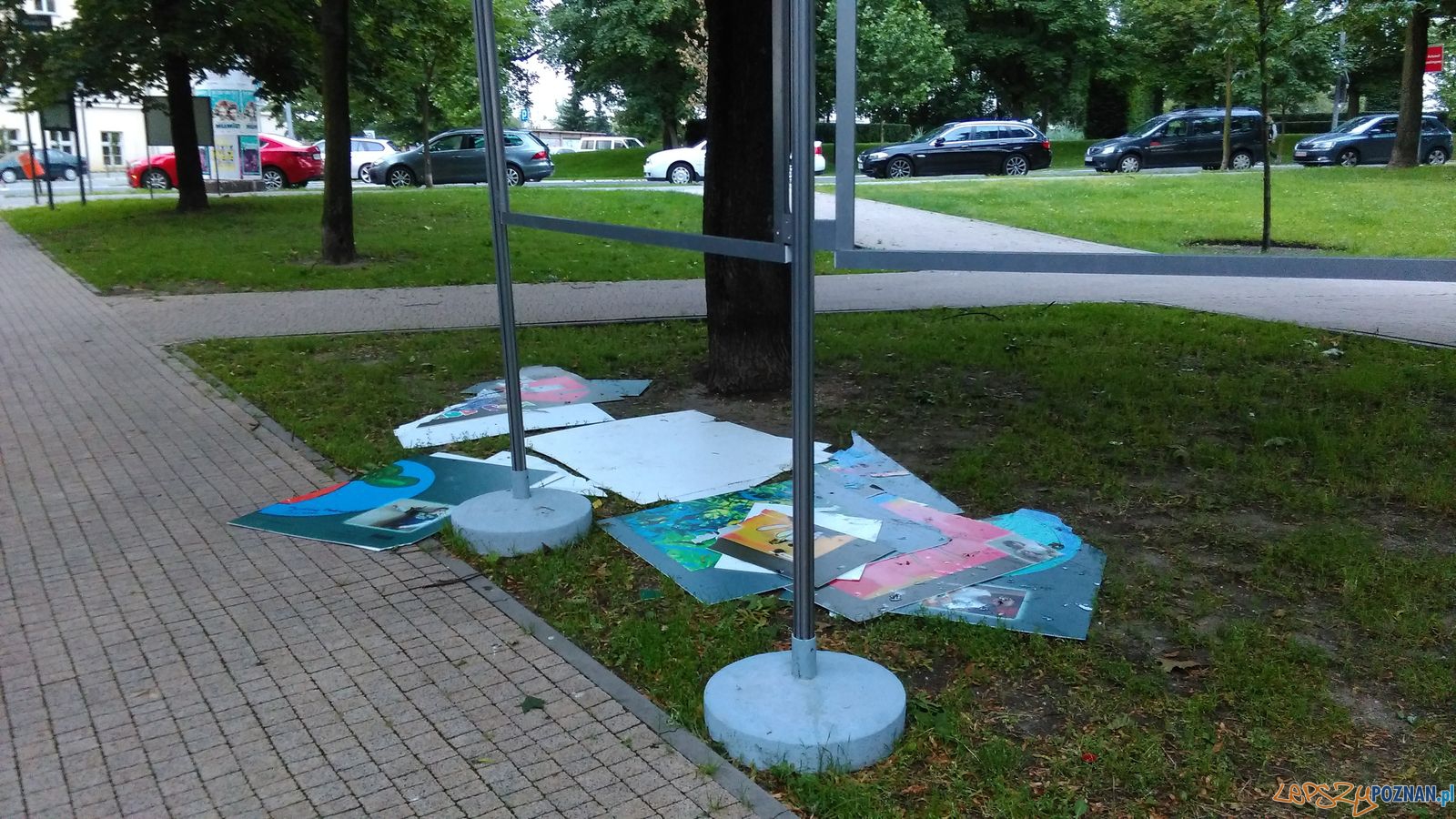 Zdewastowana wystawa (1) Foto: Rada Osiedla Stare Miasto Zdewastowana wystawa (1) Foto: Rada Osiedla Stare Miasto