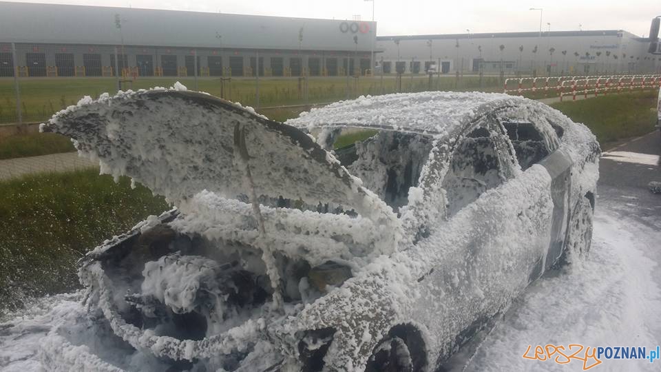 Pożar samochodu w Komornikach Foto: OSP Luboń Pożar samochodu w Komornikach Foto: OSP Luboń