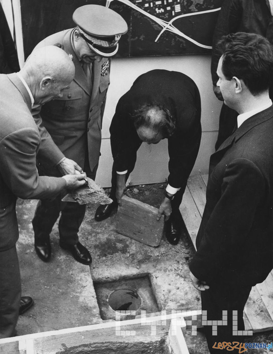 Wmurowanie aktu erekcyjnego Osiedli na Ratajach 18.07.1966 Foto: Jerzy Unierzyński / Cyryl Wmurowanie aktu erekcyjnego Osiedli na Ratajach 18.07.1966 Foto: Jerzy Unierzyński / Cyryl