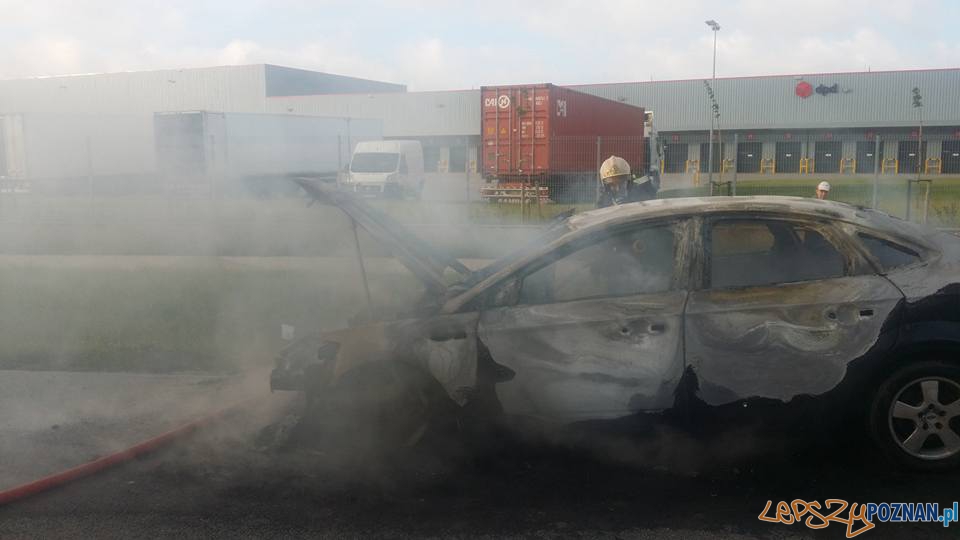 Pożar samochodu w Komornikach Foto: OSP Luboń Pożar samochodu w Komornikach Foto: OSP Luboń