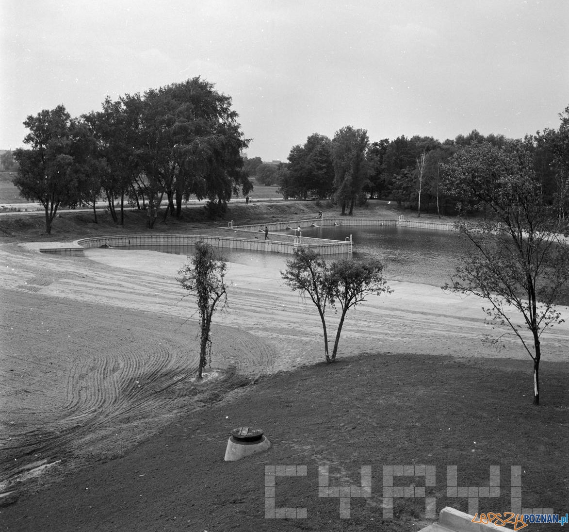 Basen na Os. Piastowskim 17.07.1979 Foto: Stanisław Wiktor / Cyryl Basen na Os. Piastowskim 17.07.1979 Foto: Stanisław Wiktor / Cyryl