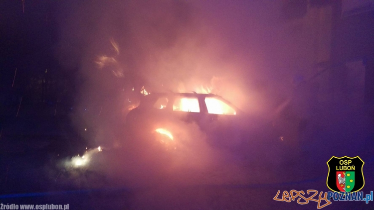 Pożar samochodu w Wirach Foto: OSP Luboń Pożar samochodu w Wirach Foto: OSP Luboń