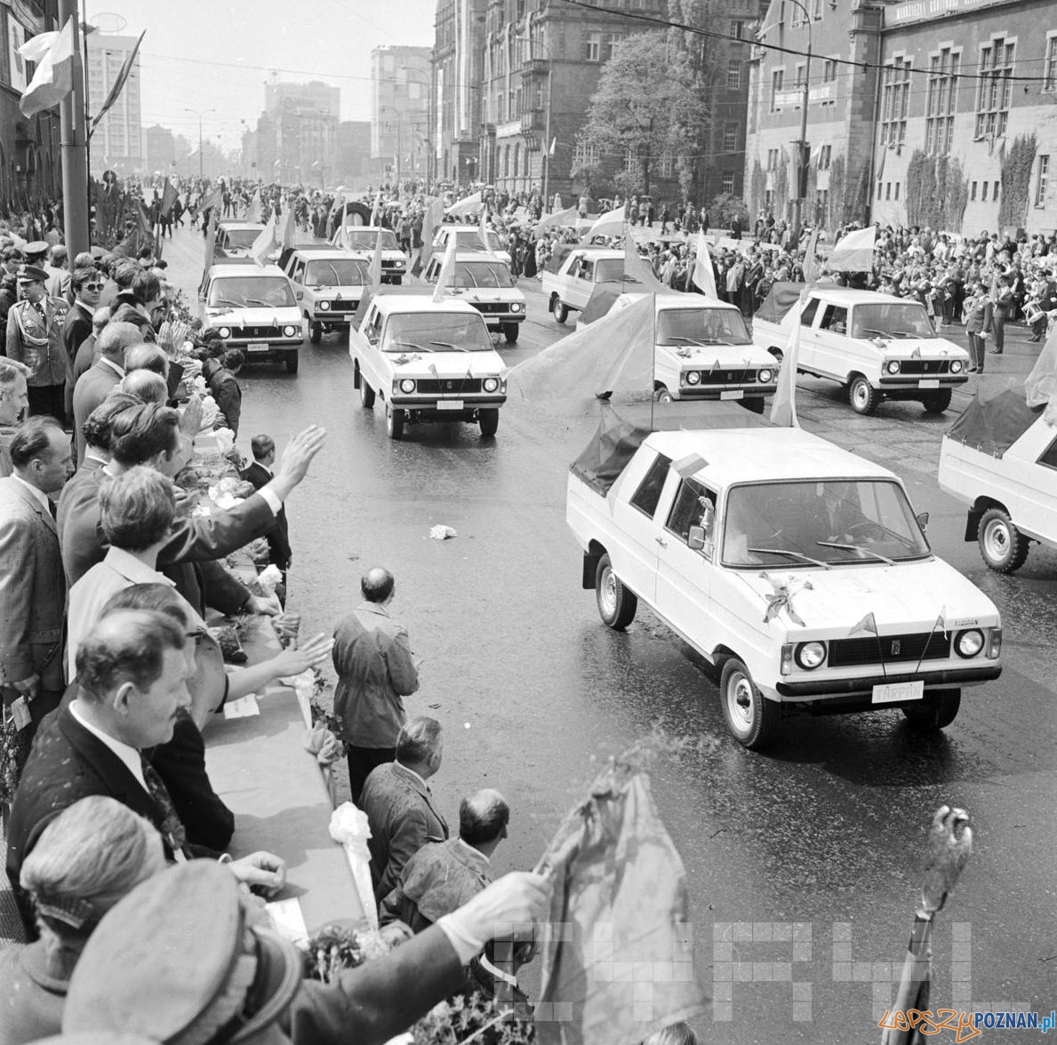 Tarpan na pochodzie 1 maja - 1974 Foto: Stanisław Wiktor / Cyryl Tarpan na pochodzie 1 maja - 1974 Foto: Stanisław Wiktor / Cyryl