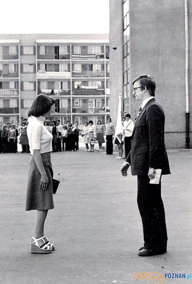 Rozpoczęcie roku szkolnego w Szkole Podstawowej nr 19 na Osiedlu Oświecenia - rok 1975 Foto: SP nr 19 / materiały informacyjne Rozpoczęcie roku szkolnego w Szkole Podstawowej nr 19 na Osiedlu Oświecenia - rok 1975 Foto: SP nr 19 / materiały informacyjne