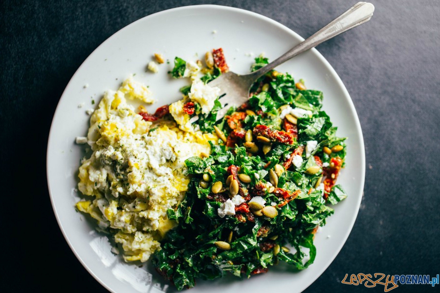 Jajecznica z kozą w tle Foto: pinchofyum.com Jajecznica z kozą w tle Foto: pinchofyum.com