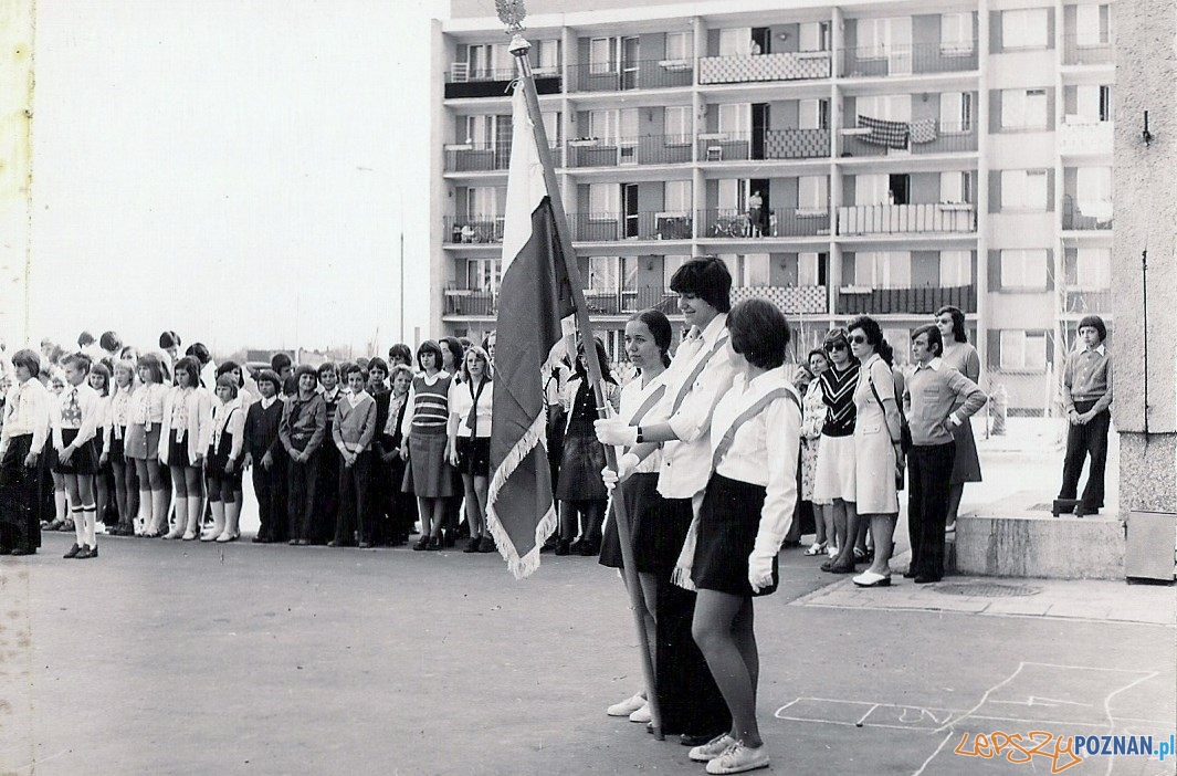 Rozpoczęcie roku szkolnego w Szkole Podstawowej nr 19 na Osiedlu Oświecenia - rok 1975 Foto: SP nr 19 / materiały informacyjne Rozpoczęcie roku szkolnego w Szkole Podstawowej nr 19 na Osiedlu Oświecenia - rok 1975 Foto: SP nr 19 / materiały informacyjne