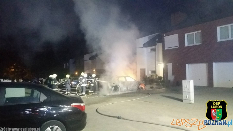 Pożar samochodu w Wirach Foto: OSP Luboń Pożar samochodu w Wirach Foto: OSP Luboń