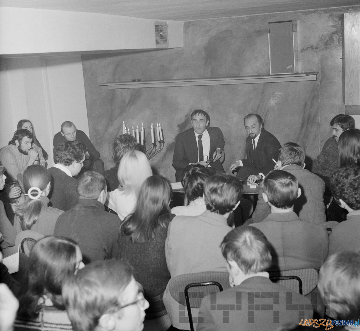 Spotkanie z Tadeuszem Kantorem w klubie OdNowa 11.12.1968 Foto: Jerzy Nowakowski / Cyryl Spotkanie z Tadeuszem Kantorem w klubie OdNowa 11.12.1968 Foto: Jerzy Nowakowski / Cyryl