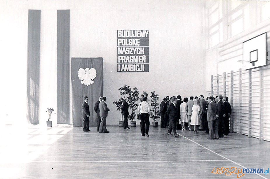 Rozpoczęcie roku szkolnego w Szkole Podstawowej nr 19 na Osiedlu Oświecenia - rok 1975 Foto: SP nr 19 / materiały informacyjne Rozpoczęcie roku szkolnego w Szkole Podstawowej nr 19 na Osiedlu Oświecenia - rok 1975 Foto: SP nr 19 / materiały informacyjne