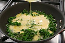 Jajecznica z pysznym jarmużem Foto: simplyrecipes.com / Elise Bauer Jajecznica z pysznym jarmużem Foto: simplyrecipes.com / Elise Bauer