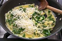 Jajecznica z pysznym jarmużem Foto: simplyrecipes.com / Elise Bauer Jajecznica z pysznym jarmużem Foto: simplyrecipes.com / Elise Bauer