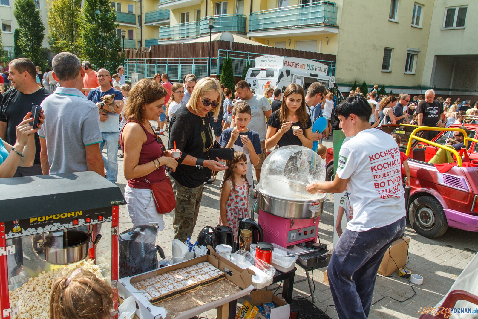 Kiermasz Asi dla Mamy poruszył Poznaniaków - Osiedle Batorego Foto: LepszyPOZNAN.pl / Paweł Rychter Kiermasz Asi dla Mamy poruszył Poznaniaków - Osiedle Batorego Foto: LepszyPOZNAN.pl / Paweł Rychter