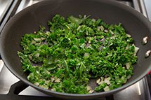 Jajecznica z pysznym jarmużem Foto: simplyrecipes.com / Elise Bauer Jajecznica z pysznym jarmużem Foto: simplyrecipes.com / Elise Bauer