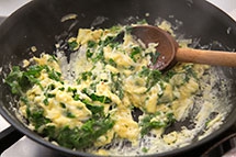 Jajecznica z pysznym jarmużem Foto: simplyrecipes.com / Elise Bauer Jajecznica z pysznym jarmużem Foto: simplyrecipes.com / Elise Bauer