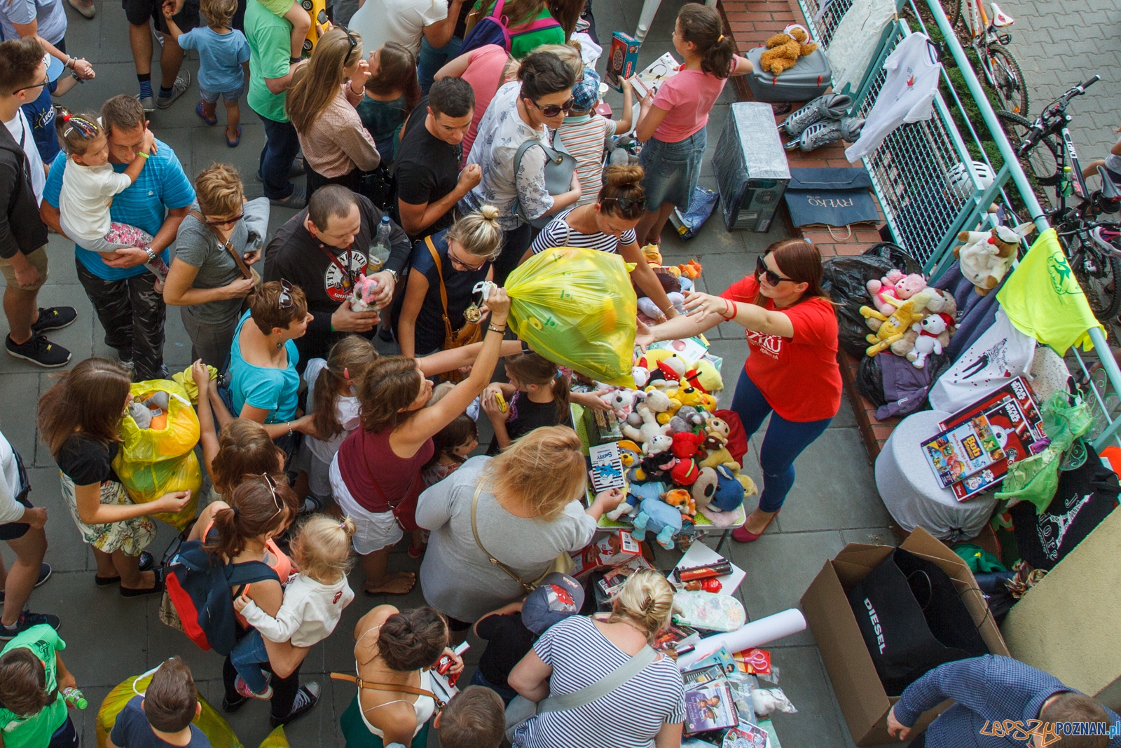 Kiermasz Asi dla Mamy poruszył Poznaniaków - Osiedle Batorego Foto: LepszyPOZNAN.pl / Paweł Rychter Kiermasz Asi dla Mamy poruszył Poznaniaków - Osiedle Batorego Foto: LepszyPOZNAN.pl / Paweł Rychter