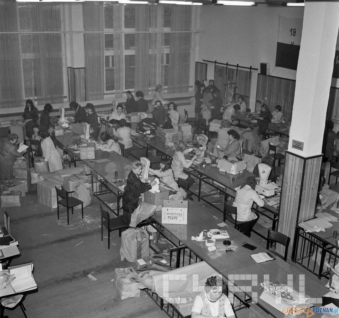 Rozdzieleanie korespondencji na Poczcie Głównej przy ul. Głogowskiej - 18.10.1974 Foto: Stanisław Wiktor / Cyryl Rozdzieleanie korespondencji na Poczcie Głównej przy ul. Głogowskiej - 18.10.1974 Foto: Stanisław Wiktor / Cyryl