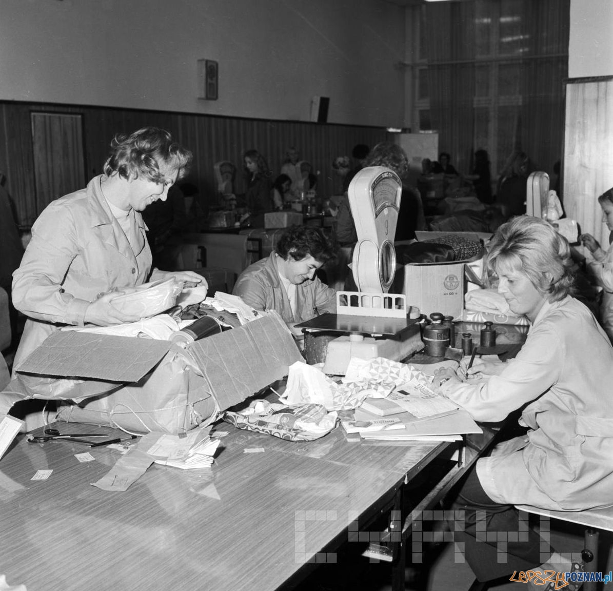 Rozdzieleanie korespondencji na Poczcie Głównej przy ul. Głogowskiej - 18.10.1974 Foto: Stanisław Wiktor / Cyryl Rozdzieleanie korespondencji na Poczcie Głównej przy ul. Głogowskiej - 18.10.1974 Foto: Stanisław Wiktor / Cyryl