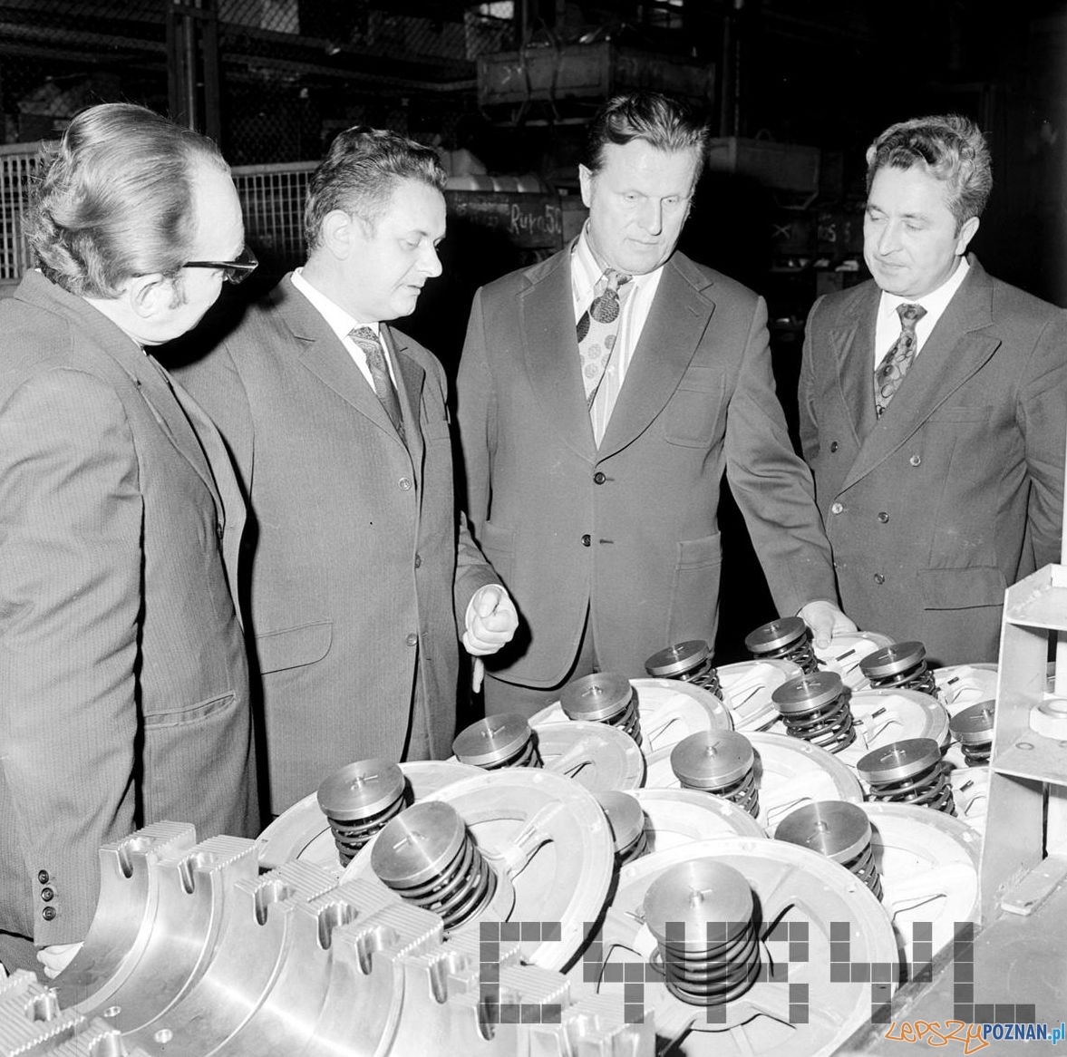 Wizyta I sekretarza KW PZPR Jerzego Zasady w zakładach Cegielskiego 15.10.1974 Foto: Stanisław Wiktor / Cyryl Wizyta I sekretarza KW PZPR Jerzego Zasady w zakładach Cegielskiego 15.10.1974 Foto: Stanisław Wiktor / Cyryl