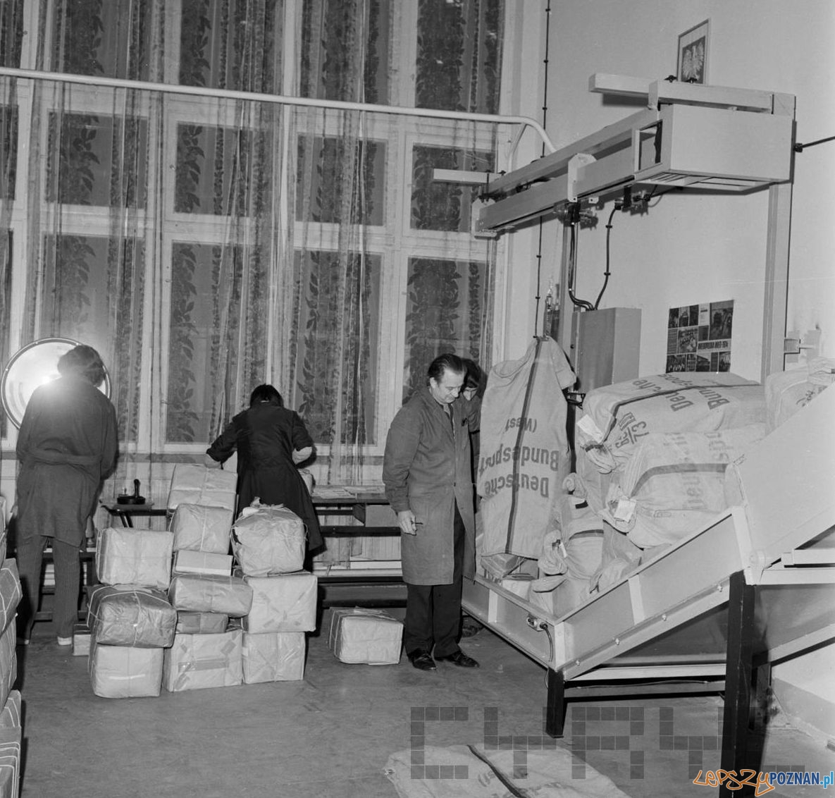 Rozdzieleanie korespondencji na Poczcie Głównej przy ul. Głogowskiej - 18.10.1974 Foto: Stanisław Wiktor / Cyryl Rozdzieleanie korespondencji na Poczcie Głównej przy ul. Głogowskiej - 18.10.1974 Foto: Stanisław Wiktor / Cyryl