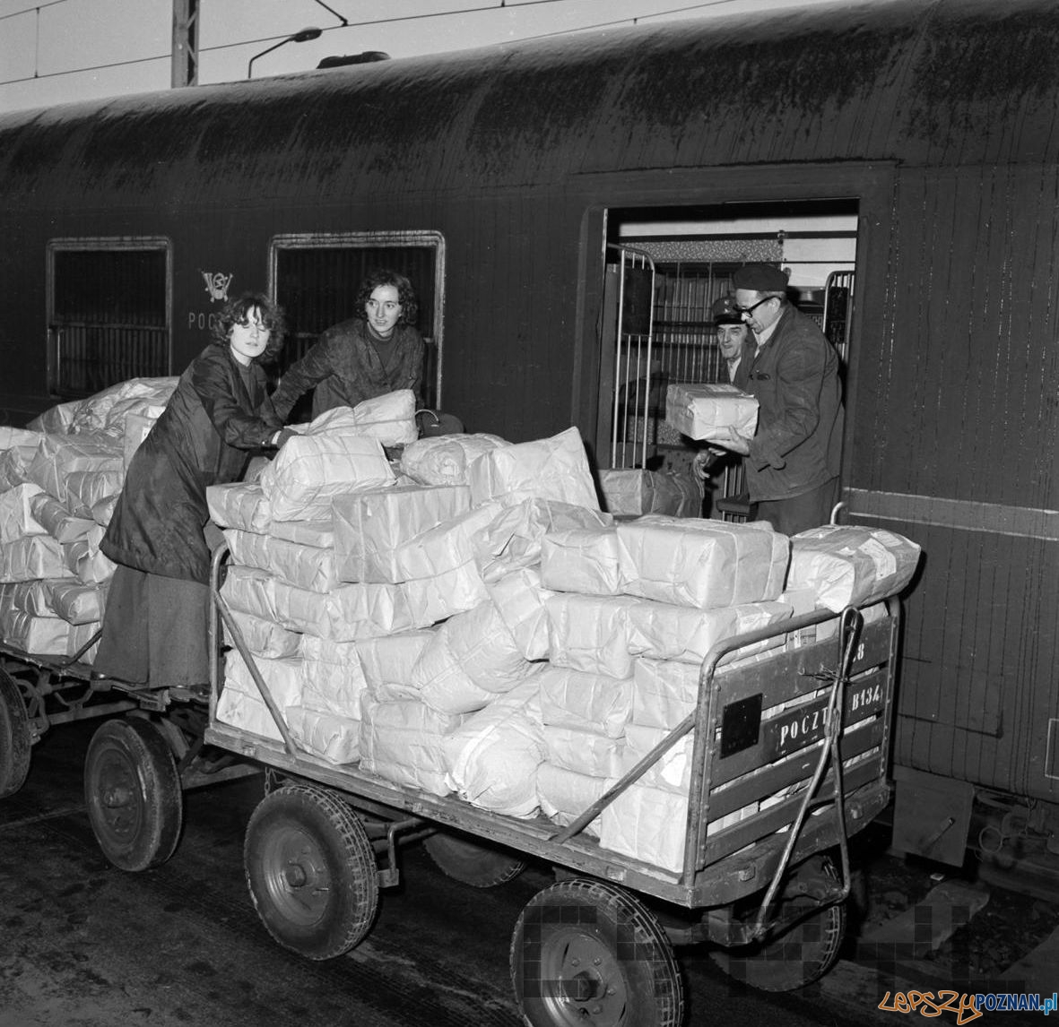 Dostraczanie przesyłek pocztowych na Dworcu Głównym 18.10.1974 Foto: Stanisław Wiktor / Cyryl Dostraczanie przesyłek pocztowych na Dworcu Głównym 18.10.1974 Foto: Stanisław Wiktor / Cyryl