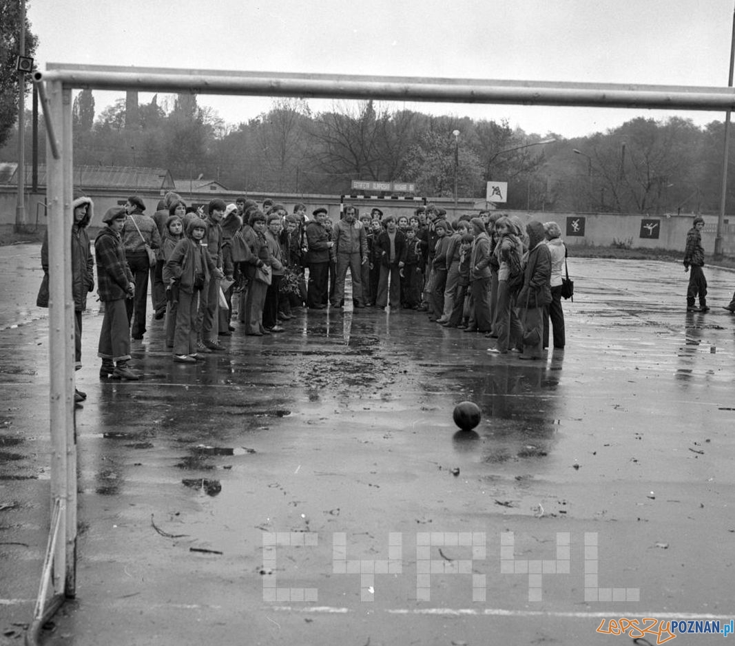 Dzieci na bosiku sportowym w pobliżu Cytadeli - 22.10.1978 Foto: Stanisław Wiktor / Cyryl Dzieci na bosiku sportowym w pobliżu Cytadeli - 22.10.1978 Foto: Stanisław Wiktor / Cyryl