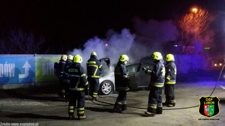 Nocny pożar samochodu Foto: OSP Luboń Nocny pożar samochodu Foto: OSP Luboń
