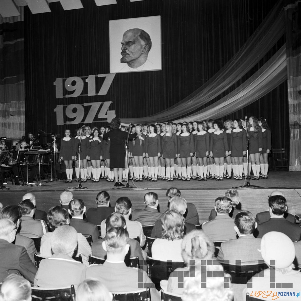 Obchody 57 rocznicy Wielkiej Rewolucji Paźziernikowej w Pałacu Kultury Foto: Stanisław Wiktor / Cyryl Obchody 57 rocznicy Wielkiej Rewolucji Paźziernikowej w Pałacu Kultury Foto: Stanisław Wiktor / Cyryl