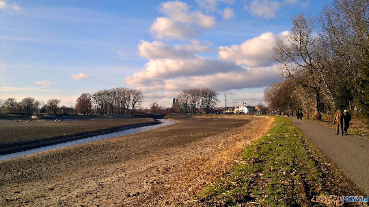 Malta - jezioro po spuszczeniu wody Foto: Tomasz Dworek Malta - jezioro po spuszczeniu wody Foto: Tomasz Dworek
