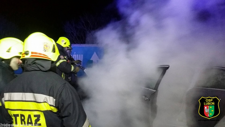 Nocny pożar samochodu Foto: OSP Luboń Nocny pożar samochodu Foto: OSP Luboń